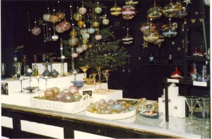 Schmuck und Gefäße aus Glas auf dem Weihnachtsmarkt
