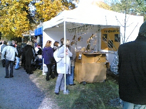 Glasschmuckstand der Galerie Glaswerk auf dem Kunsthandwerkermarkt Wachenheim